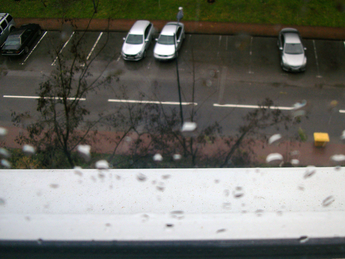 Всего лишь капли дождя на стекле!