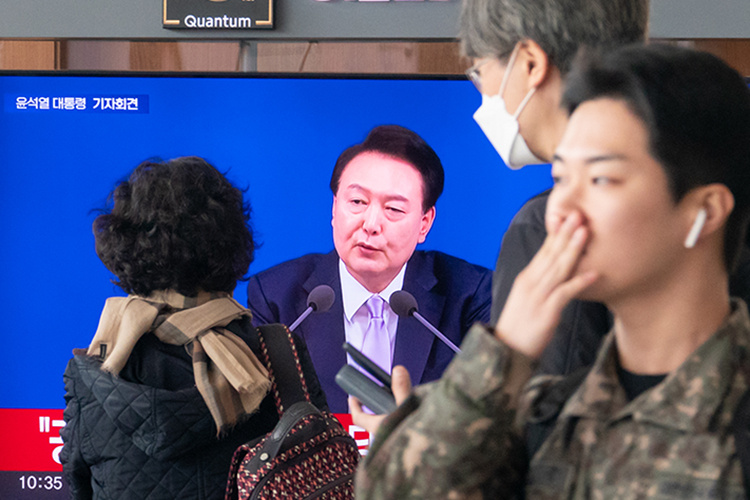    Накануне президент Южной Кореи Юн Сок Ёль внезапно объявил чрезвычайное военное положение и отправил войска и спецназ блокировать парламент.   
Фото: © IMAGO/Matrix Images / Lee Kitae / www.globallookpress.com