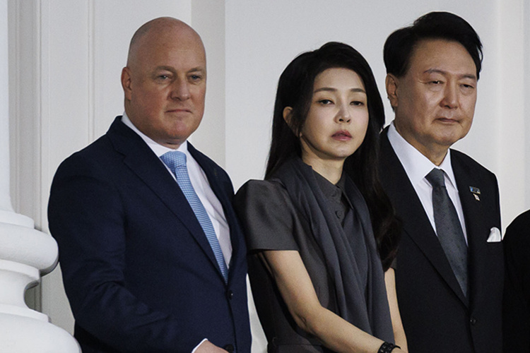    Супруга президента Южной Кореи Ким Гон Хи в центре на фото.   
Фото: © Lee Jae-Won/AFLO / www.globallookpress.com