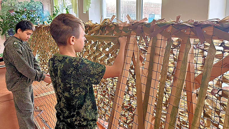    Юнармейцы СОШ № 9 ст. Темиргоевской плетут маскировочные сети для участников СВО