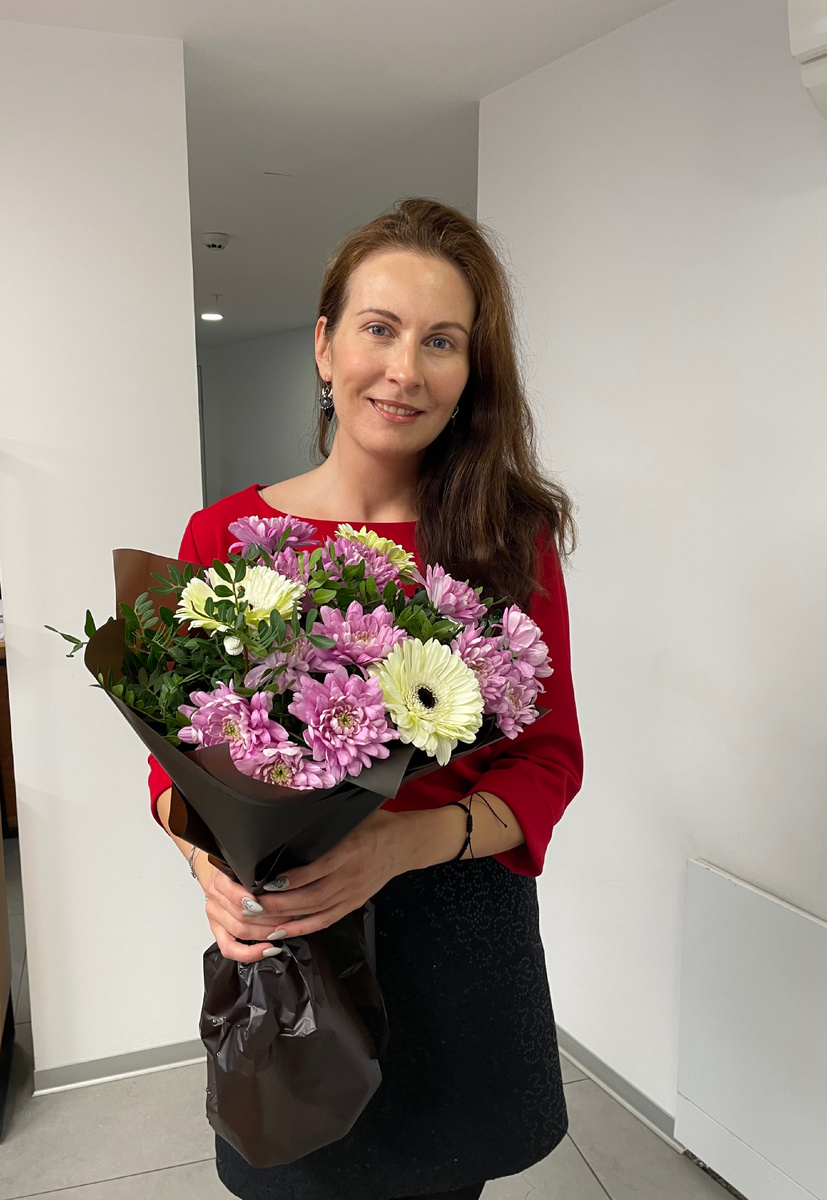 На работе в понедельник поздравили с прошедшим днем рождения , он был в отпуске у меня