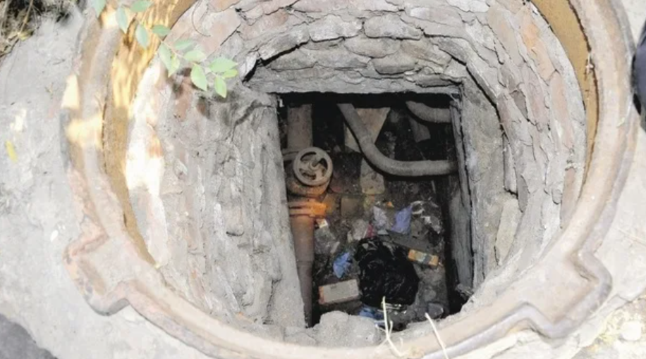 Что находят в колодцах. Билл ратмен в канализации. Ловушка в канализационный колодец. Находки на дне колодца 1000м. Что находят в колодцах.