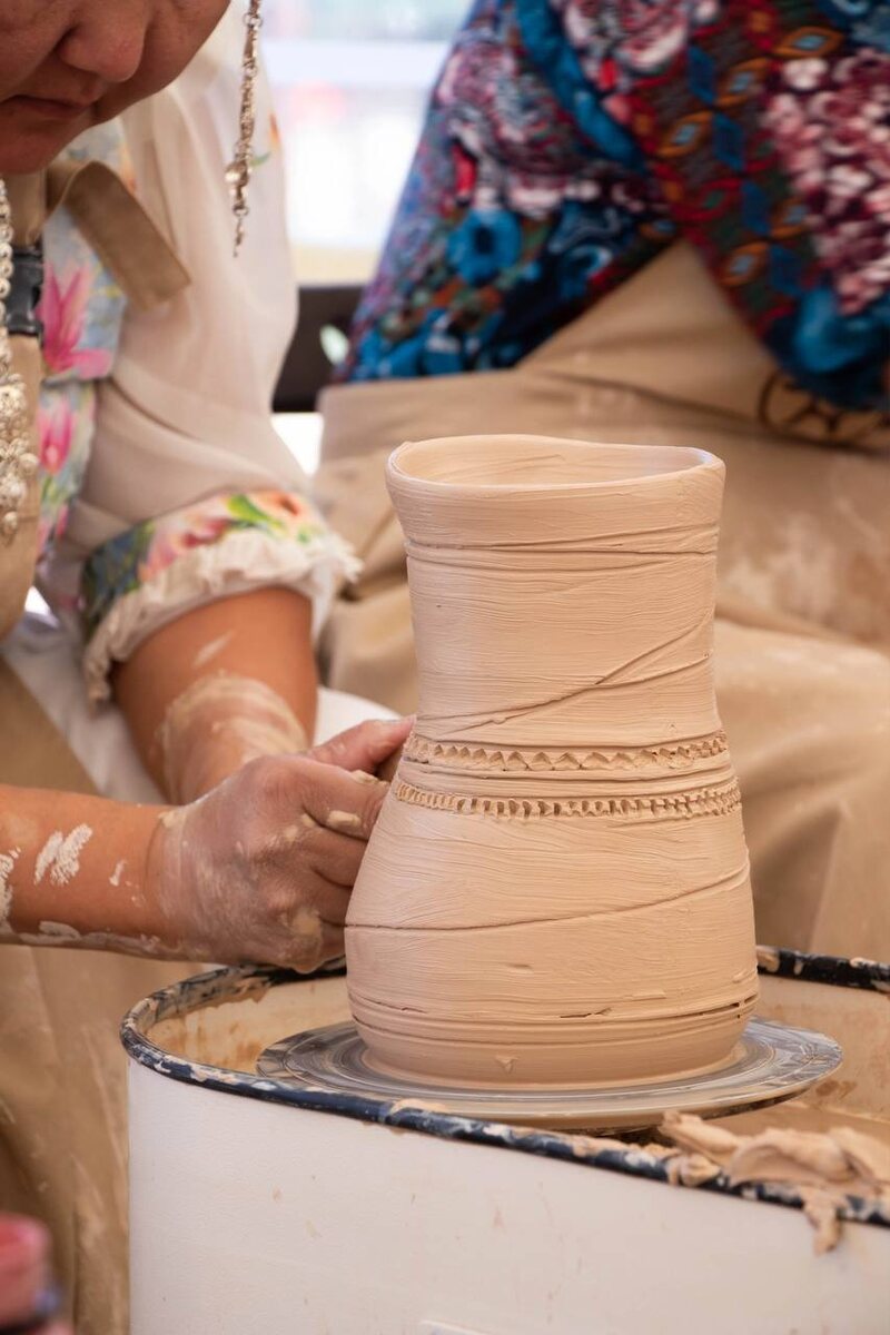 Тетеньке надоело делать посуду и она тоже задумалась об этом))))