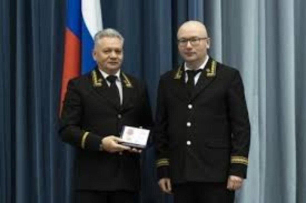 Фото: Новая газета Кубани Владимир Кисляк — слева, во время награждения медалью «За безупречную службу»