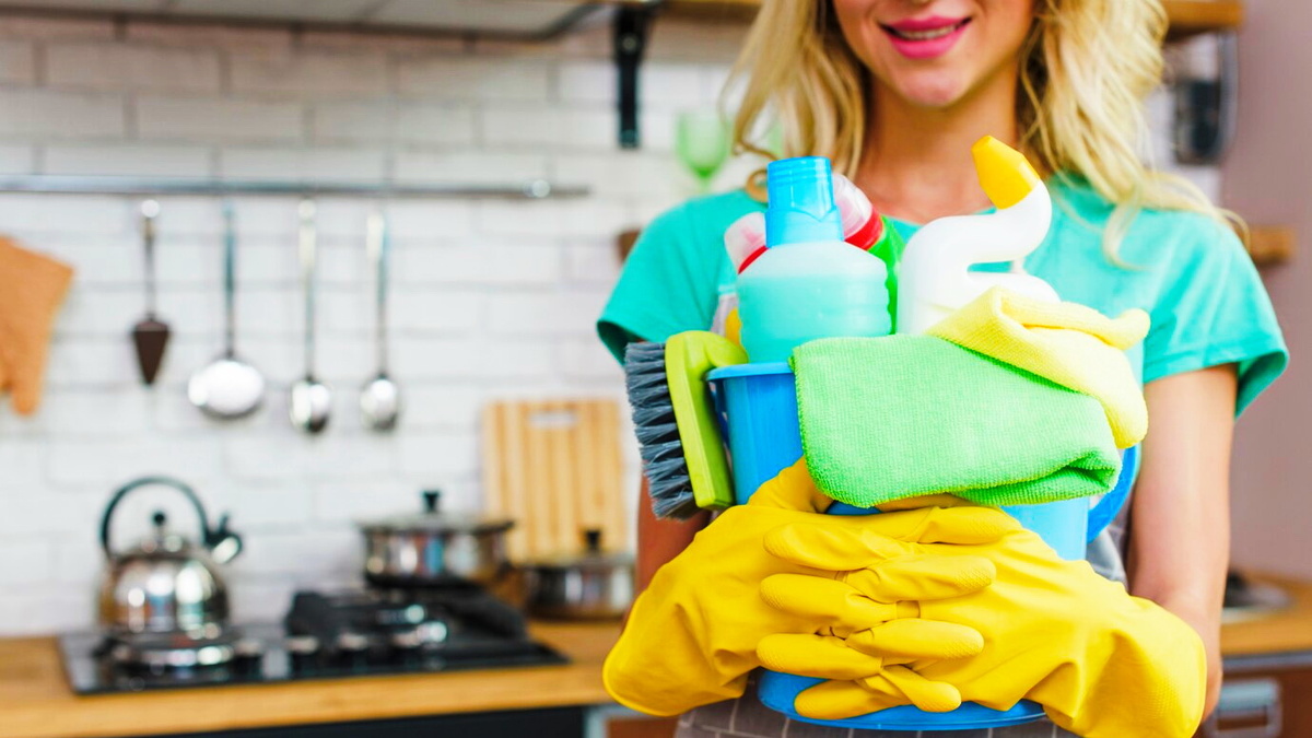    В Пойковском волонтёры помогают горожанам с уборкой