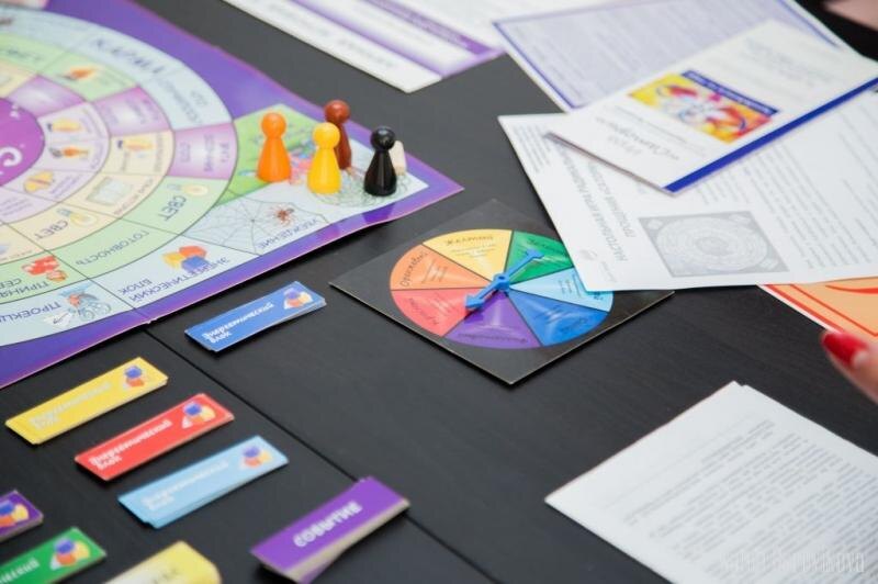 Это увлекательный, безопасный и результативный способ посмотреть на себя и свою жизнь со стороны, увидеть свои "ограничители" и потенциальные преимущества, понять причинно-следственные связи своих успехов и неудач, альтернативный способ решения проблемы