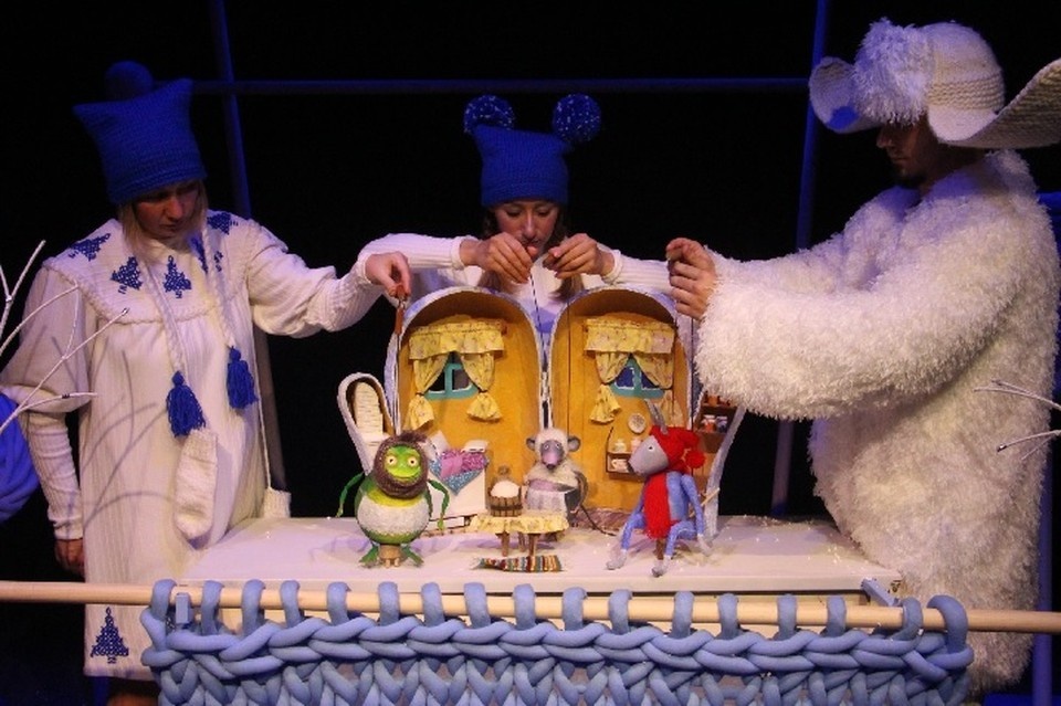    Спектакль "Рукавичка" в исполнении актеров Крымского театра кукол. Фото с сайта театра.