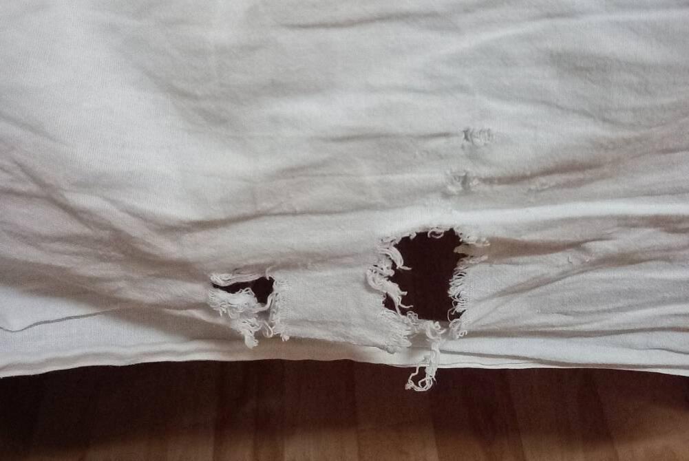    фотографию постельного белья с дырами разместила мать одного из пациентов детской больницы в Кунгуре