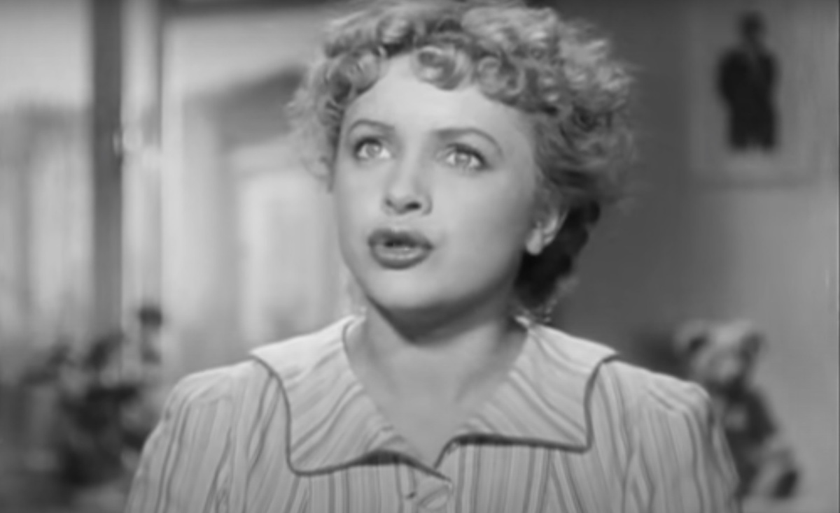 Скриншот автора. Поющая героиня. Сзади портрет поэта. 