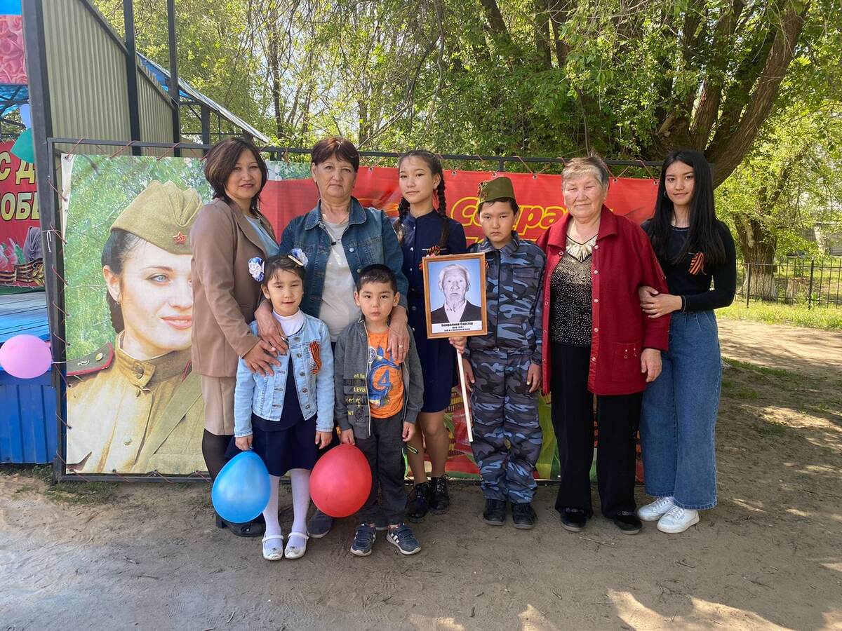 На 9 Мая Тимралиевы всегда идут в строю «Бессмертного полка» с портретом дедушки Сарсеша