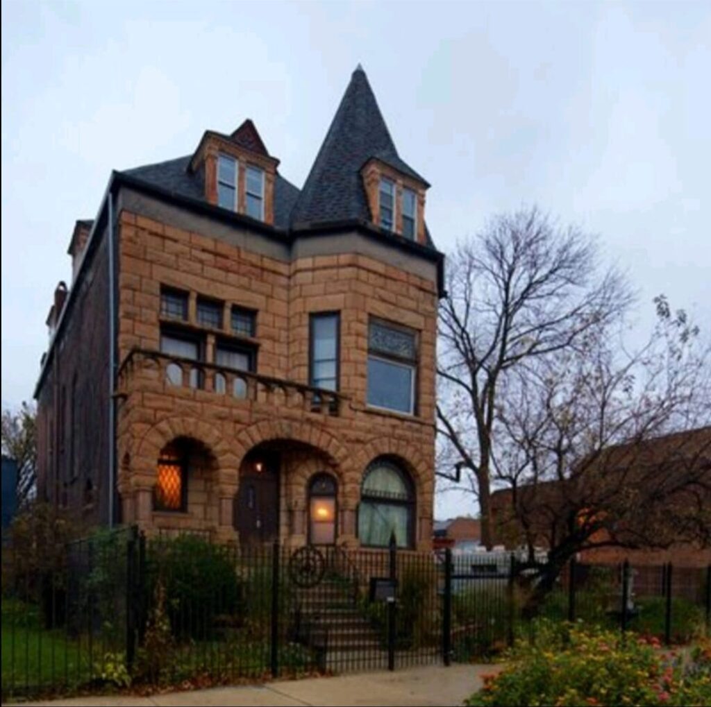 Моя комната на третьем и последнем этаже, справа в острой башенке