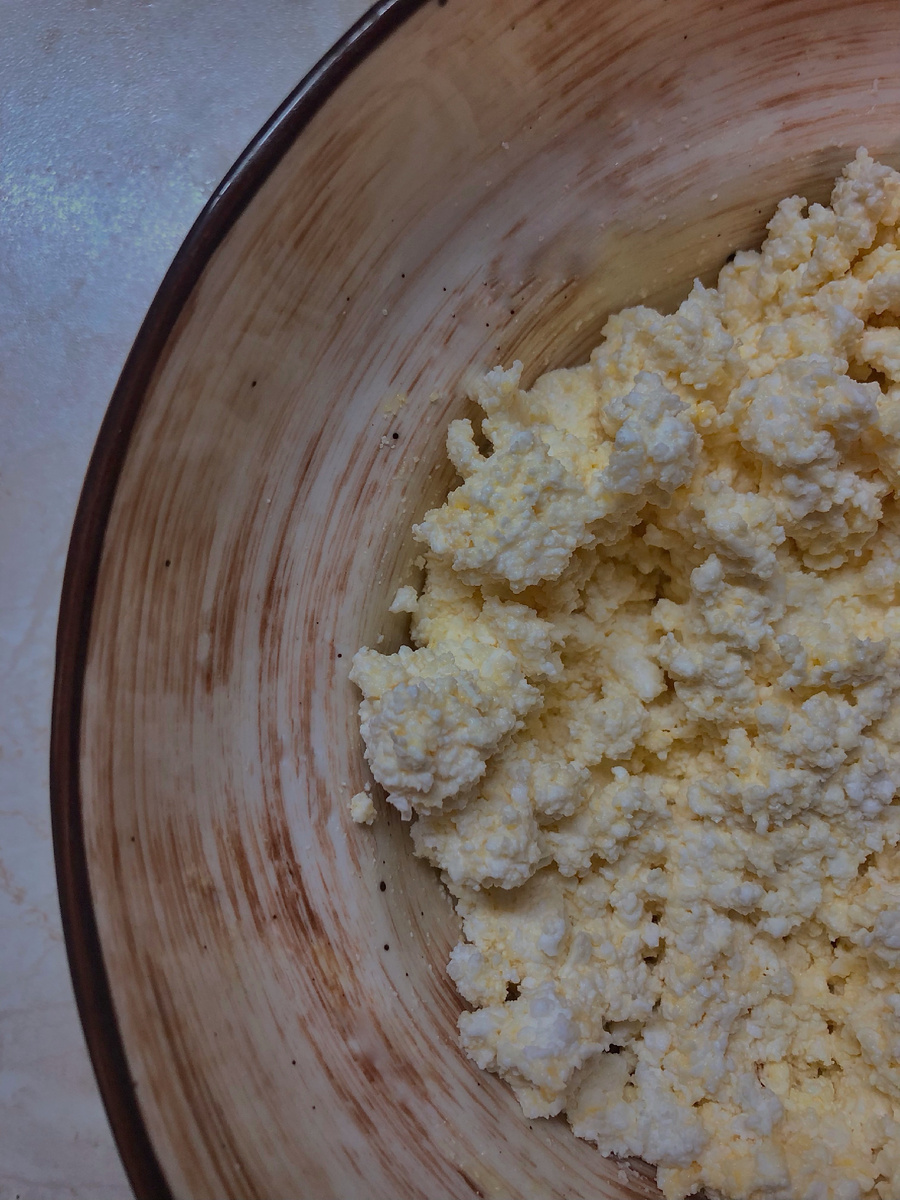 Масса для сырников после замешивание всех ингредиентов. 