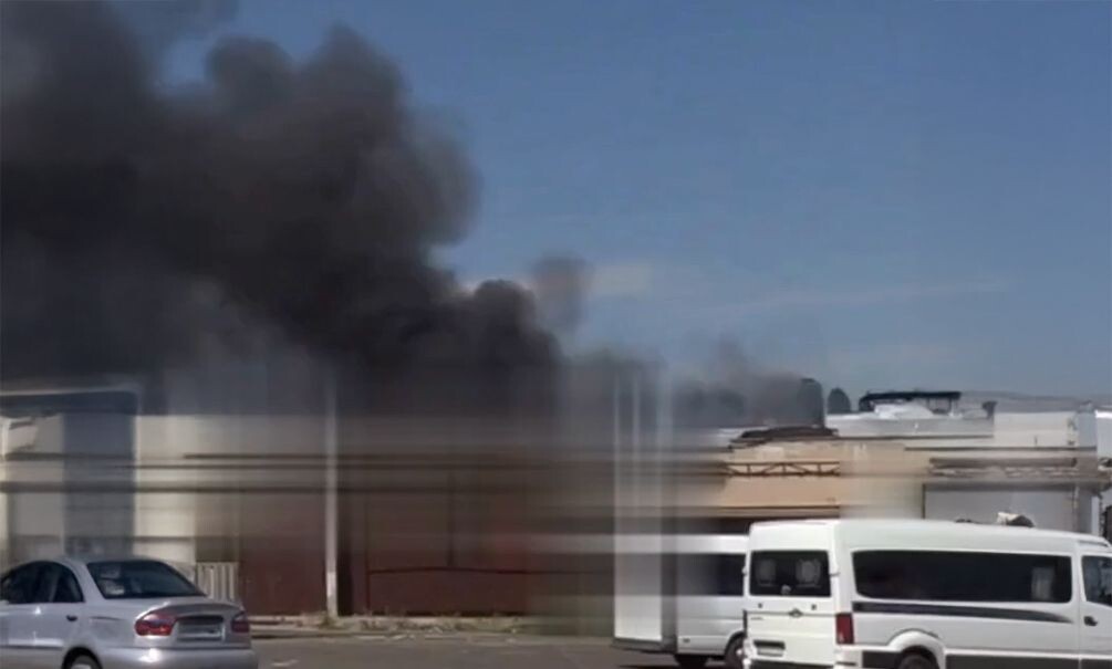    Пожар в порту не удается потушить уже несколько часов.