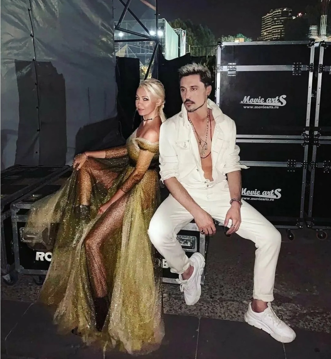 А Яна то тоже поддалась порыву близости. Может и сама там что-то в обратную хотела получить от него мы уж тут не знаем всех их перепитий