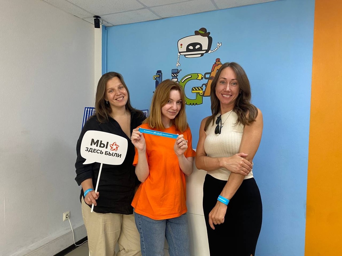 Команда incamp (Екатерина Бочарова, Евгения Цацуева)
и заместитель директора по развитию «Лига Роботов» Полина Пановская