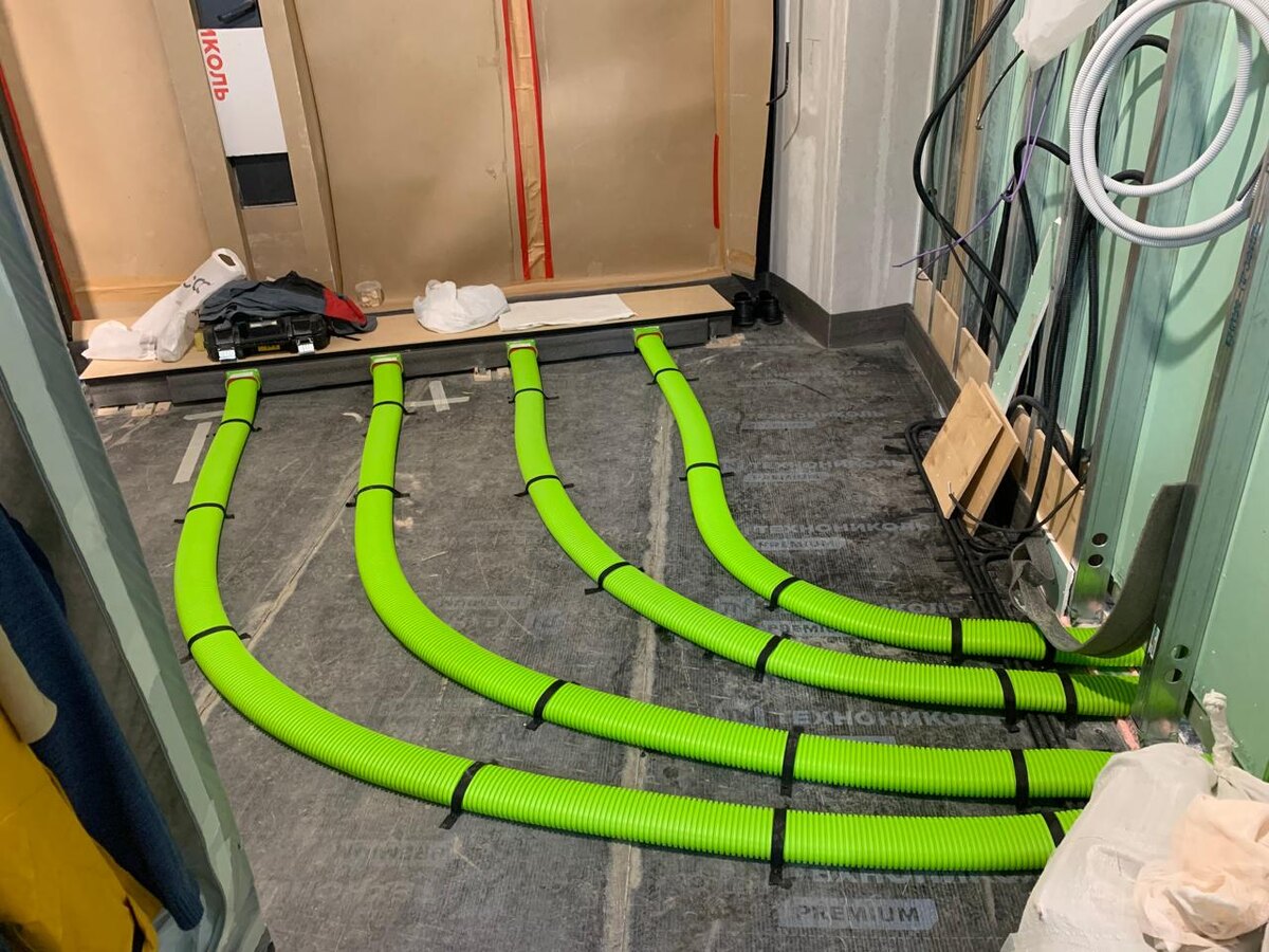 Овальные воздуховоды Blizzard R1 подключены к внутрипольным конвекторам. Квартира в Сити.