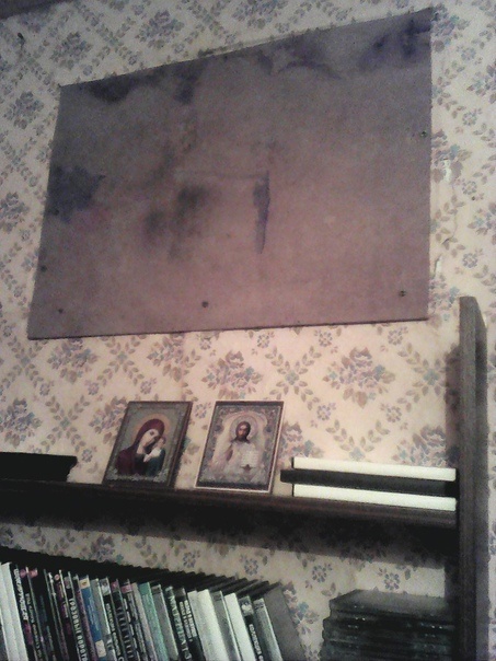 Окно в кладовку заколотили фанерой, чтобы полтергейст в комнату через неё вещи не кидал, он стучал оттуда так что были видны удары