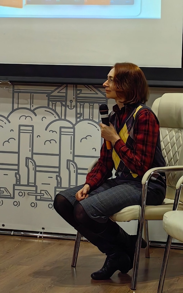 это я на презентации, все время сидела и улыбалась от счастья