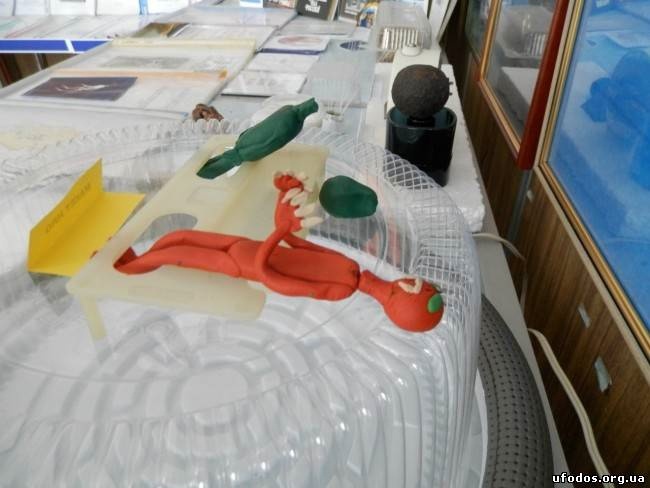 Полтергейст оторвал голову фигурке инопланетянина