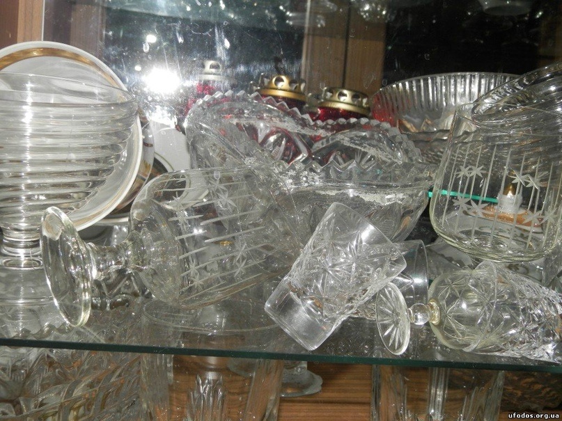 Полтергейст раскидал хрустальные фужеры в шкафу