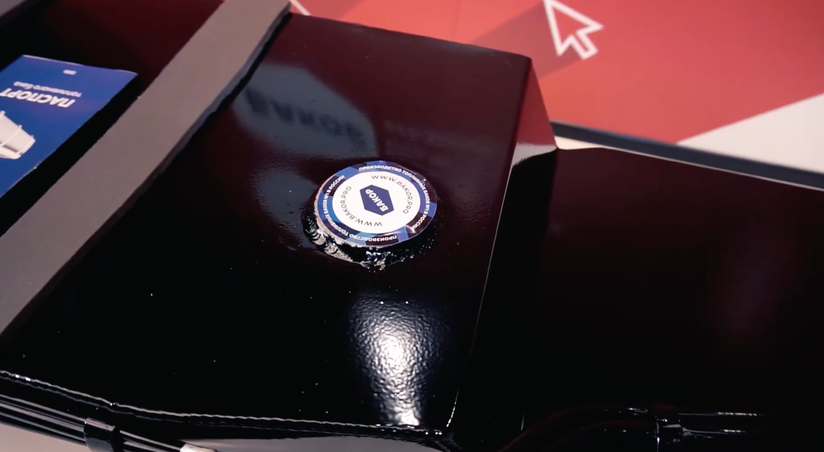 Все фланцы топливного бака заклеены наклейкой, чтобы мусор не попадал в бак на складе и при транспортировке