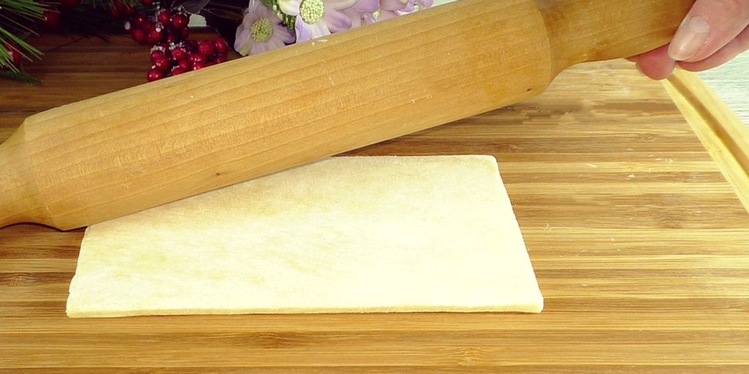 Всегда покупаю слоёное тесто для этой закуски на Новый год. Можно использовать вместо хлеба и готовить двойную порцию