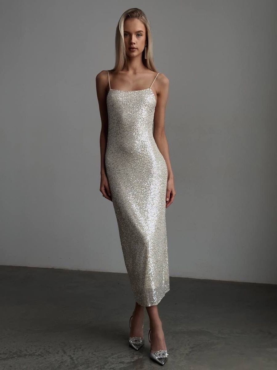 Вечернее платье с пайетками. Возможно как в серебристом цвете или черном.