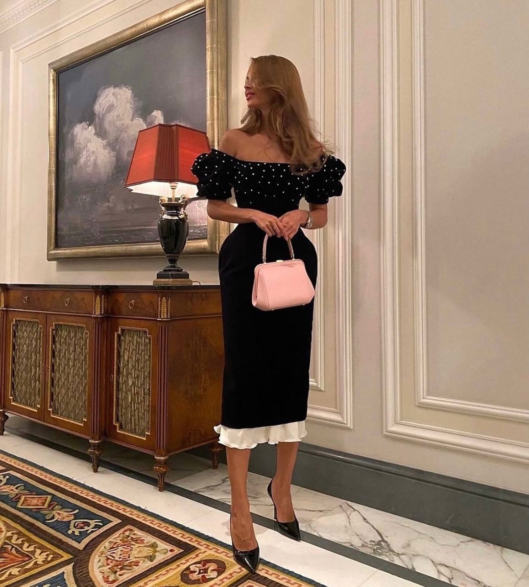 Черное бархатное платье со стразами.