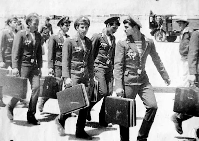 Советские десантники-дембеля