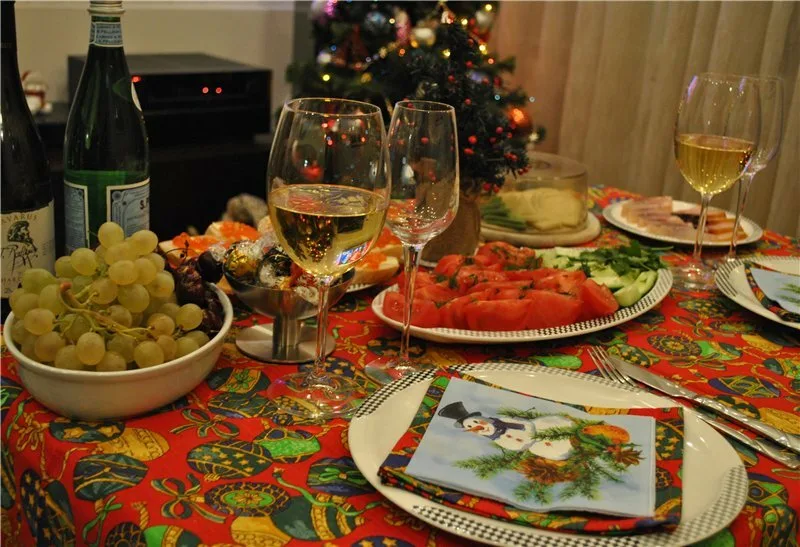 Никакой икры и ананасов. Как дешево накрыть стол на Новый год