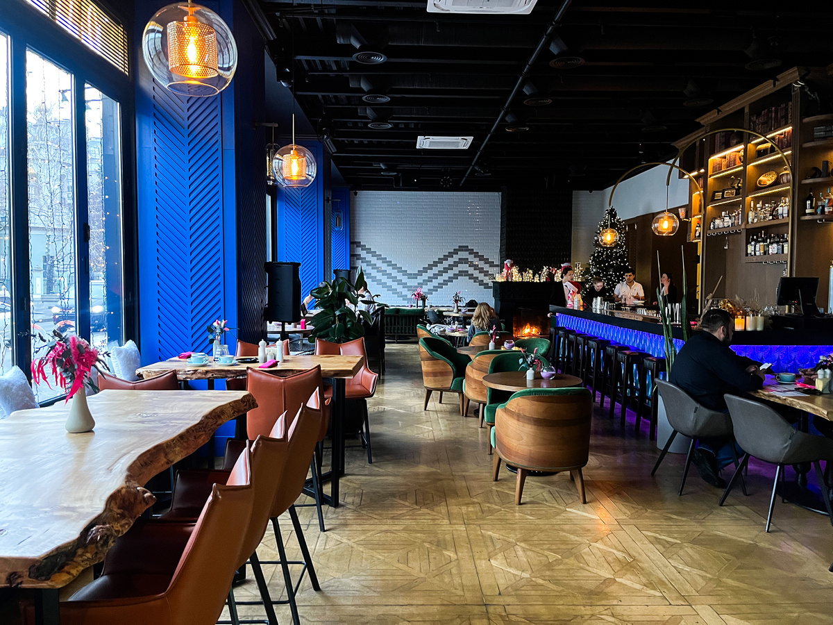 Вид на зал →