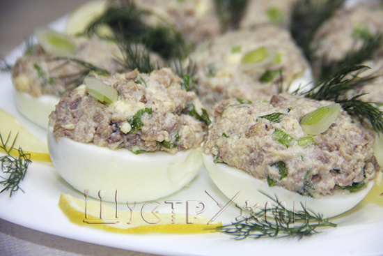 Яйца, фаршированные печенью трески.
