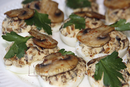 Яйца, фаршированные грибами.