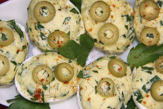 Фаршированные яйца - чудесная холодная закуска на праздничный стол.