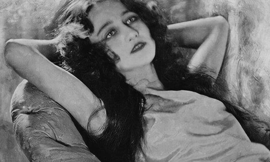 "Ты надоела мне, - говорил Зощенко жене, - ты старая"