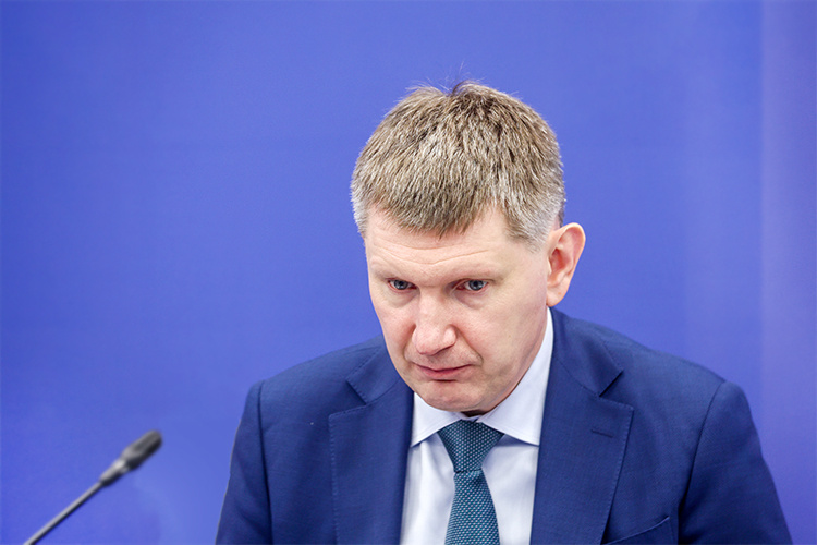    Максим Решетников: «Чрезмерные ограничения доступности кредита могут привести к сокращению не только инвестиций, но и занятости, и выпуска. Есть риски, что охлаждение экономики будет в масштабах, не совместимых с нашими целями».   
Фото: © Petrov Sergey/news.ru / www.globallookpress.com