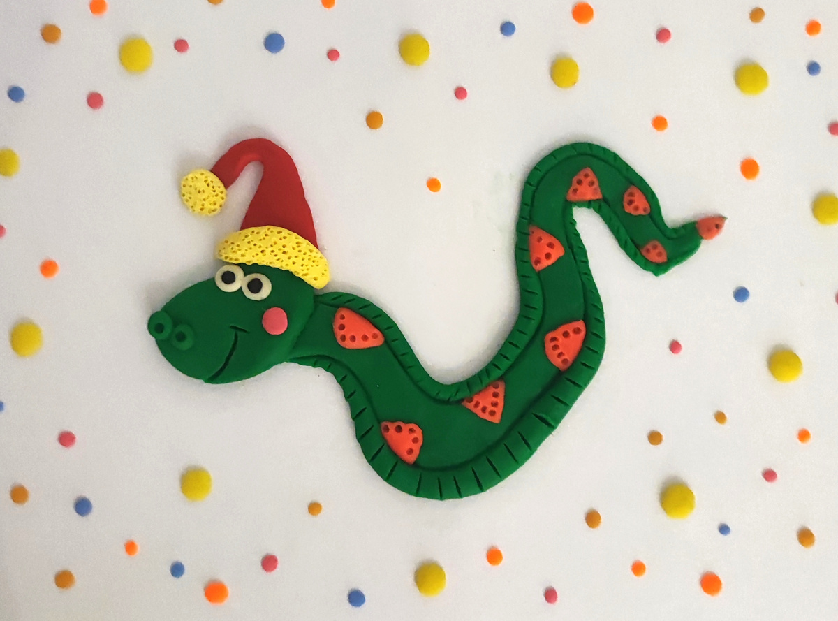 Готовый вариант аппликации из пластилина на картоне " Новогодняя змея" на канале Лепим с Таней.