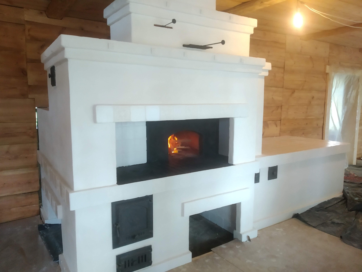 Фото интернет. Немного похожа- здесь плита  встроена в шесток и лежанка сбоку. У нашей лежанка была наверху. 