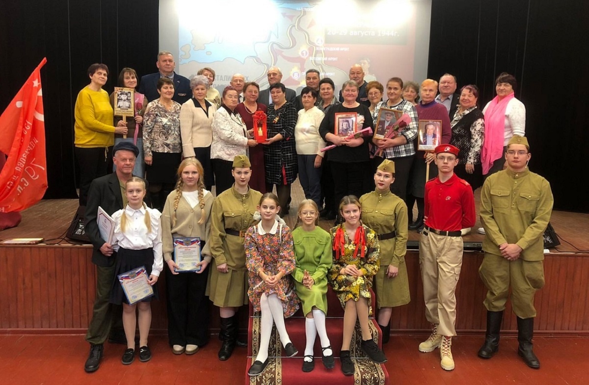    Дружная команда ветеранов и юных ковернинцев – участников проекта «Путь к Победе»