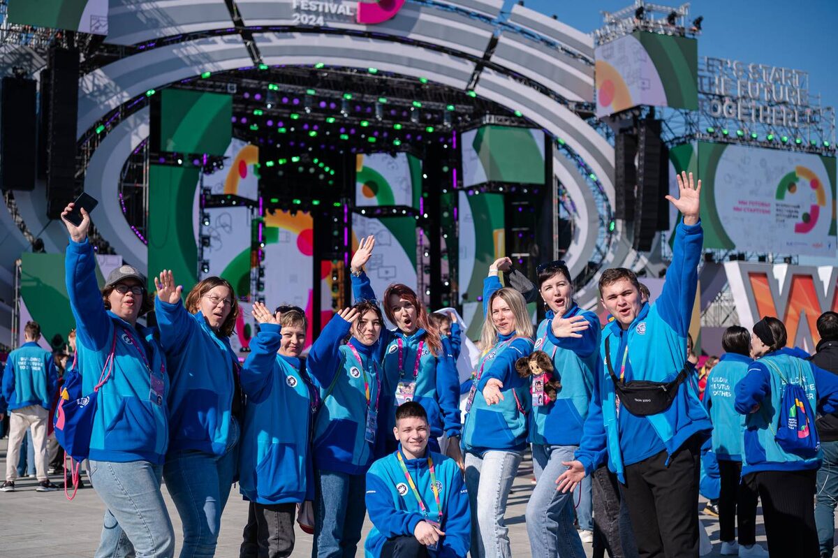 Волонтёры Всемирного фестиваля молодёжи в Сириусе