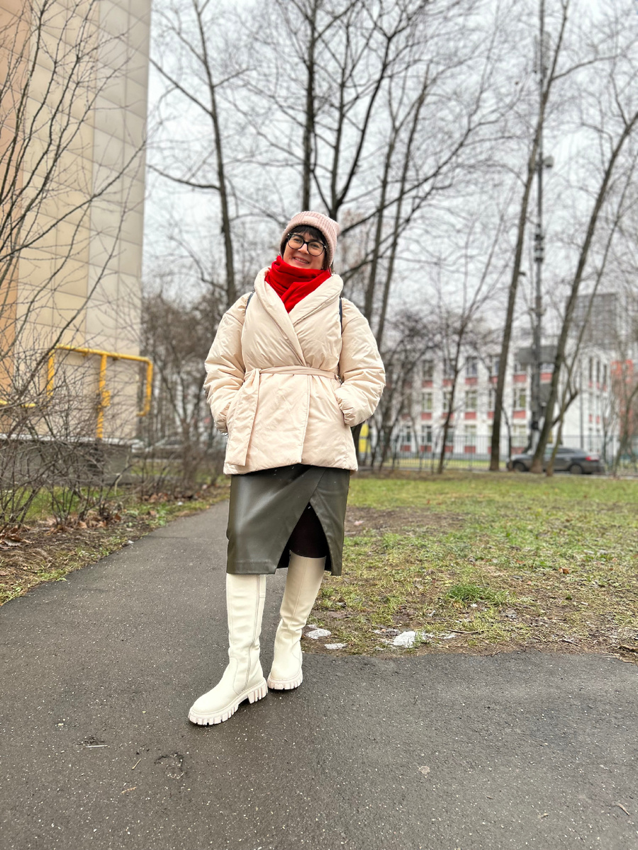 Коляша сфотографировал, вчера обновила новые белые сапоги