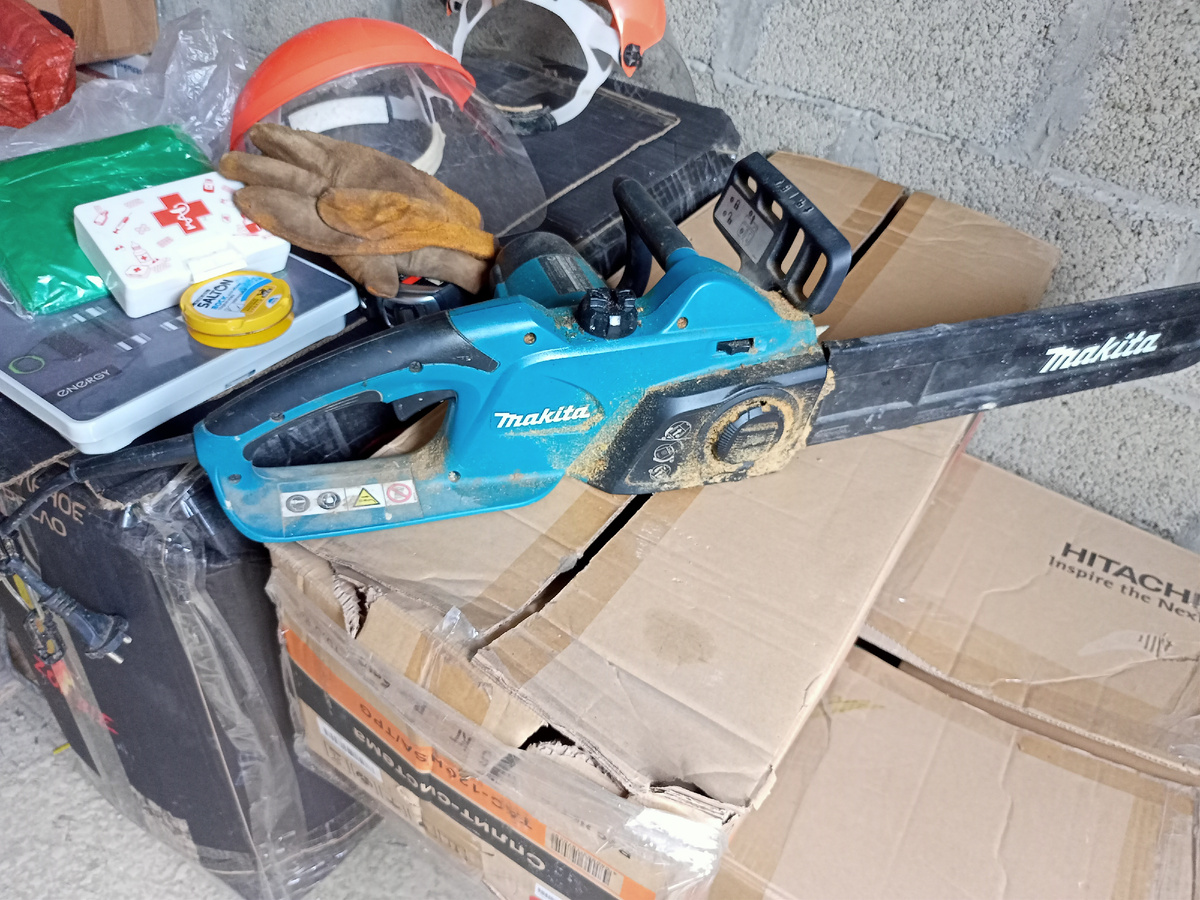 Вся в опилках. Ну, извините, работаю я ей