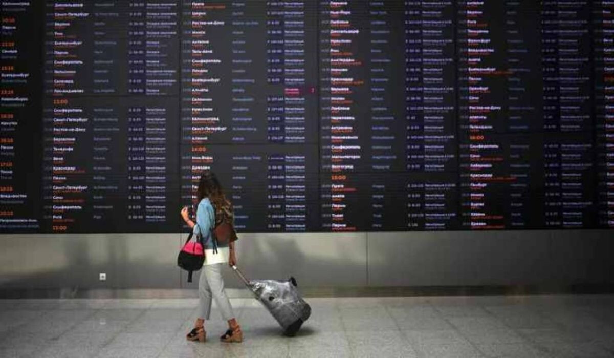     Женщина смотрит расписание. Источник: ria.ru Автор фото: Евгений Биятов