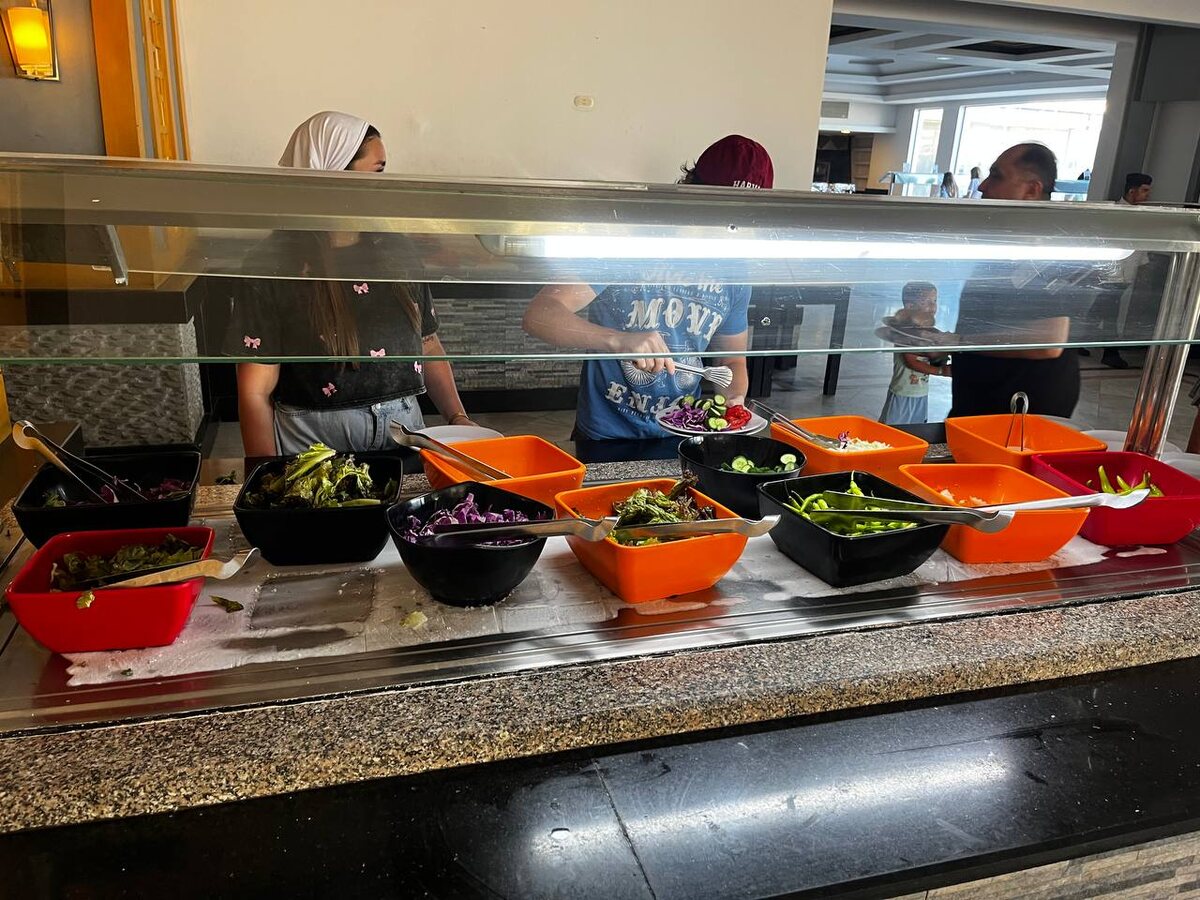 нарезанные овощи, зелень и тд