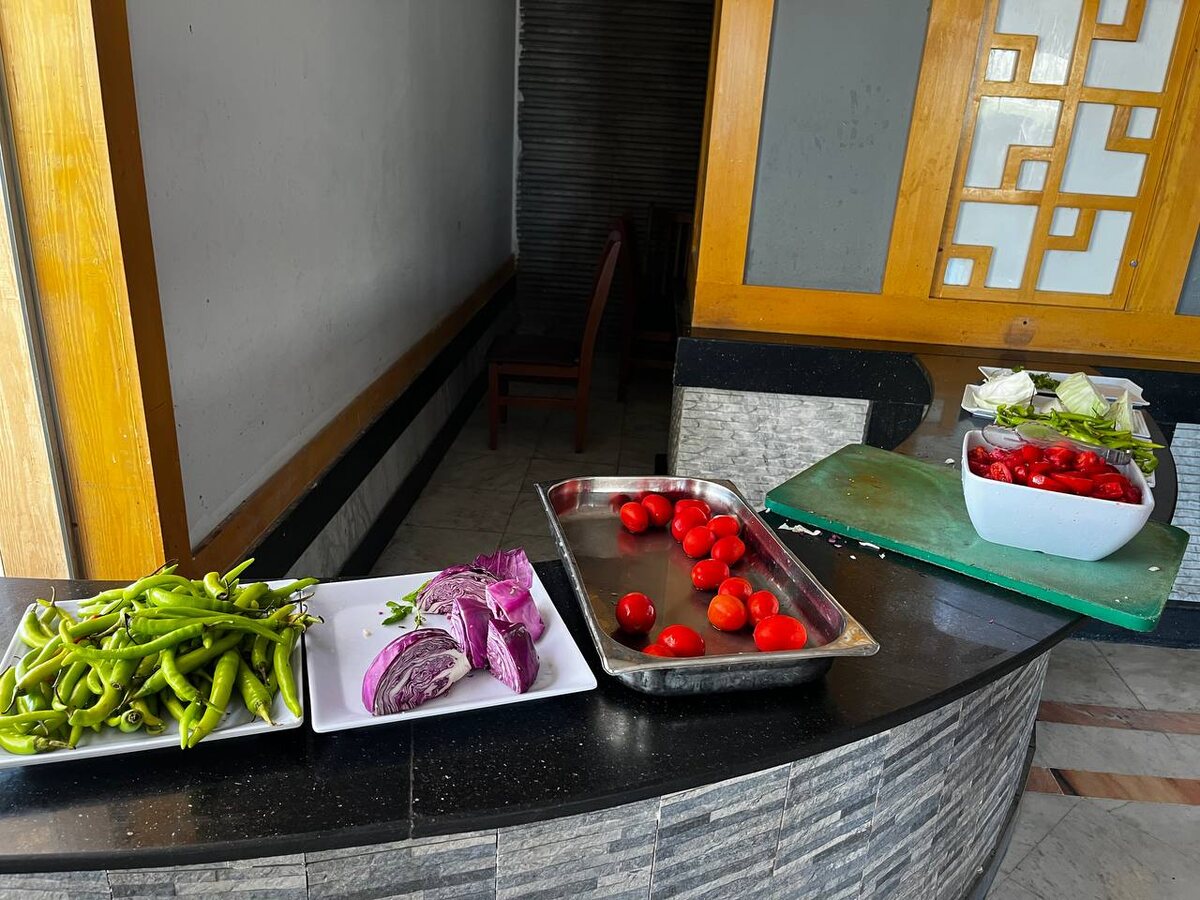 стол, где вам могут нарезать овощи или где вы можете взять их целиком