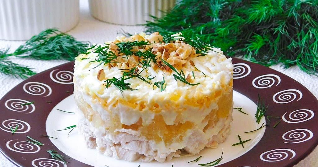 Праздничный алат с ананасом