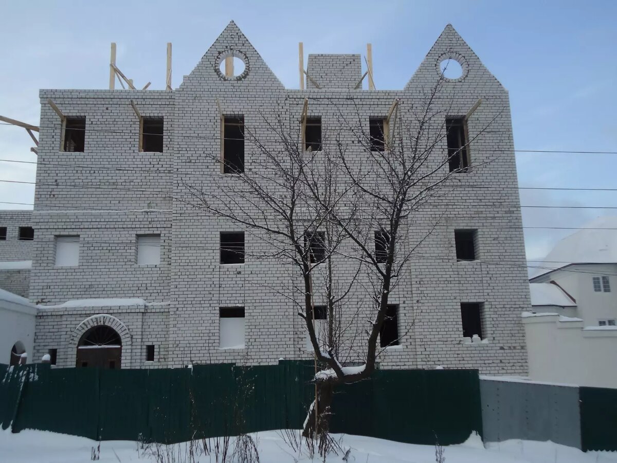 Строительство большой сцены в 2018 году. Фото: newizv.ru