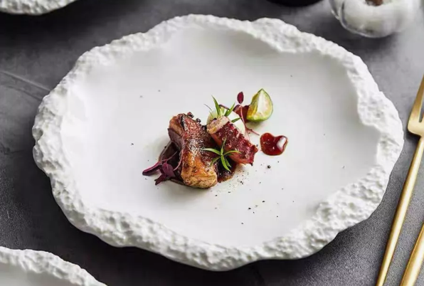 Нашла 10 необычных тарелок на Wildberries