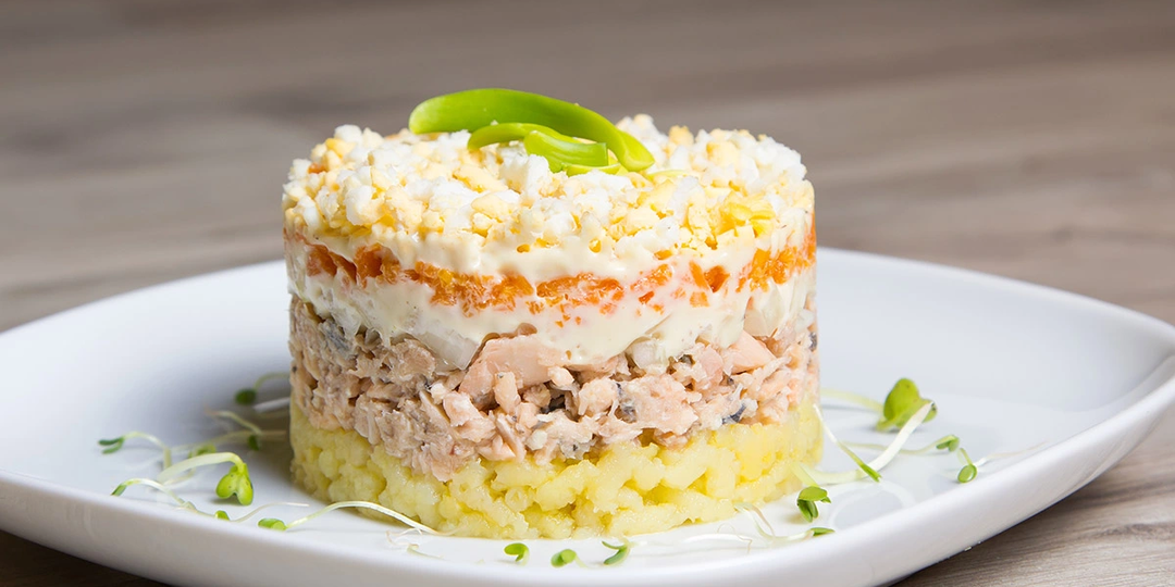 Салат “Мимоза” с рыбными консервами и картофелем