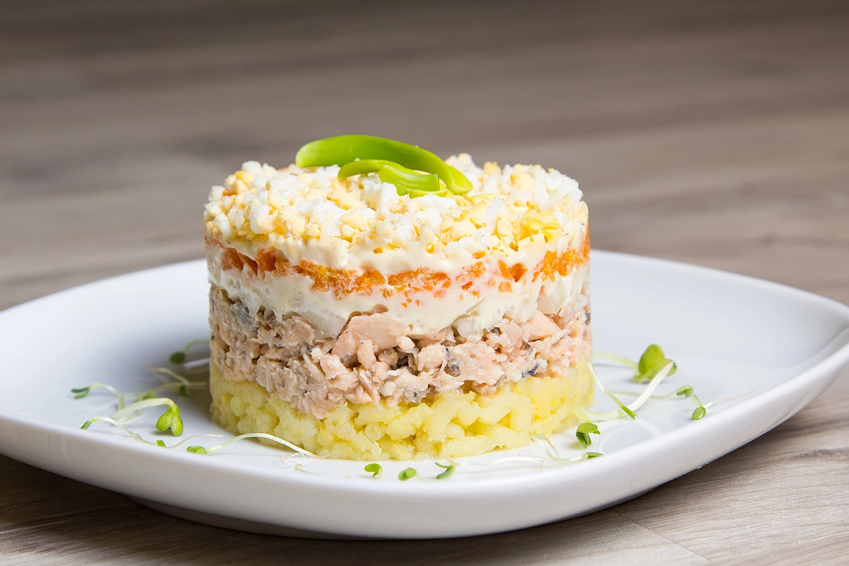 Салат “Мимоза” с рыбными консервами и картофелем